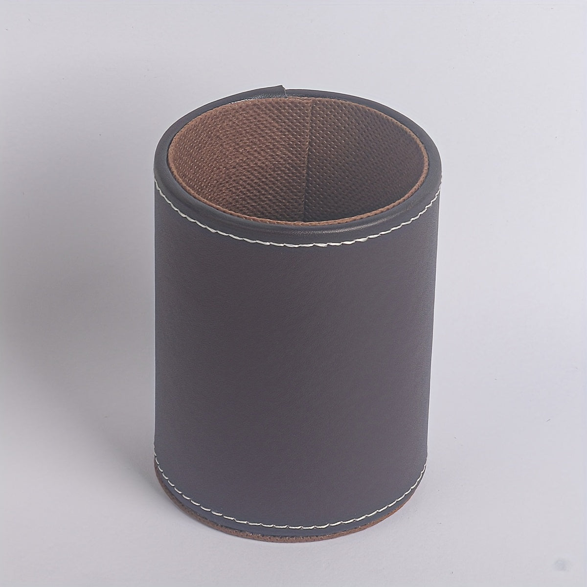 Round pen holder in leather